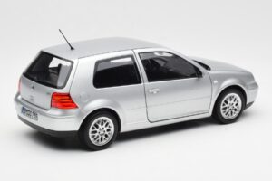 Volkswagen Golf Mk5 GTI Prata Norev 1:18 188570 Metal - imagem 3 de 8