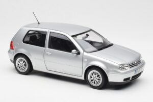 Volkswagen Golf Mk5 GTI Prata Norev 1:18 188570 Metal - imagem 6 de 8