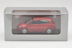 Volkswagen Golf Plus Tornado Vermelho Minichamps 1:43 821911110 Metal - imagem 4 de 4