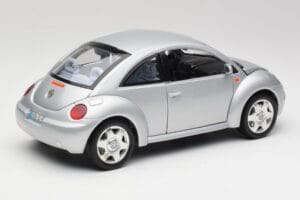 Volkswagen New Beetle Reflex Prata Metálico Bburago 1:18 3322 Metal - imagem 3 de 8