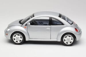 Volkswagen New Beetle Reflex Prata Metálico Bburago 1:18 3322 Metal - imagem 4 de 8