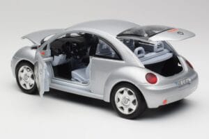 Volkswagen New Beetle Reflex Prata Metálico Bburago 1:18 3322 Metal - imagem 5 de 8