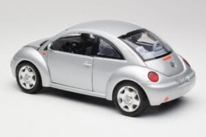 Volkswagen New Beetle Reflex Prata Metálico Bburago 1:18 3322 Metal - imagem 7 de 8