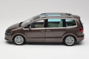 Volkswagen Sharan 7N Castanho Carvalho Metálico Minichamps 1:18 110051001 Metal - imagem 4 de 8