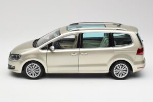 Volkswagen Sharan 7N Reflex Prata Metálico Minichamps 1:18 110051002 Metal - imagem 4 de 8