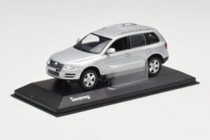Volkswagen Touareg Reflex Prata Minichamps 1:43 68625 Metal - imagem 2 de 4