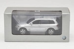 Volkswagen Touareg Reflex Prata Minichamps 1:43 68625 Metal - imagem 4 de 4
