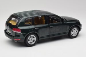 Volkswagen Touareg V10 TDI Reed Green Metallic Bburago 1:18 34911 Metal - imagem 3 de 8