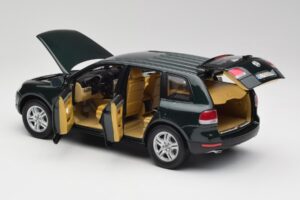 Volkswagen Touareg V10 TDI Reed Green Metallic Bburago 1:18 34911 Metal - imagem 5 de 8