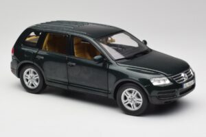 Volkswagen Touareg V10 TDI Reed Green Metallic Bburago 1:18 34911 Metal - imagem 6 de 8