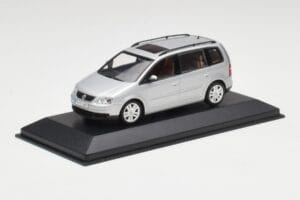 Volkswagen Touran Reflex Prateado Minichamps 1:43 TOURAN001 Metal - imagem 2 de 4