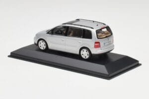 Volkswagen Touran Reflex Prateado Minichamps 1:43 TOURAN001 Metal - imagem 3 de 4