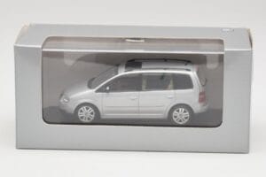 Volkswagen Touran Reflex Prateado Minichamps 1:43 TOURAN001 Metal - imagem 4 de 4