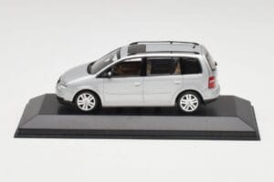 Volkswagen Touran Reflex Prateado Minichamps 1:43 TOURAN001 Metal