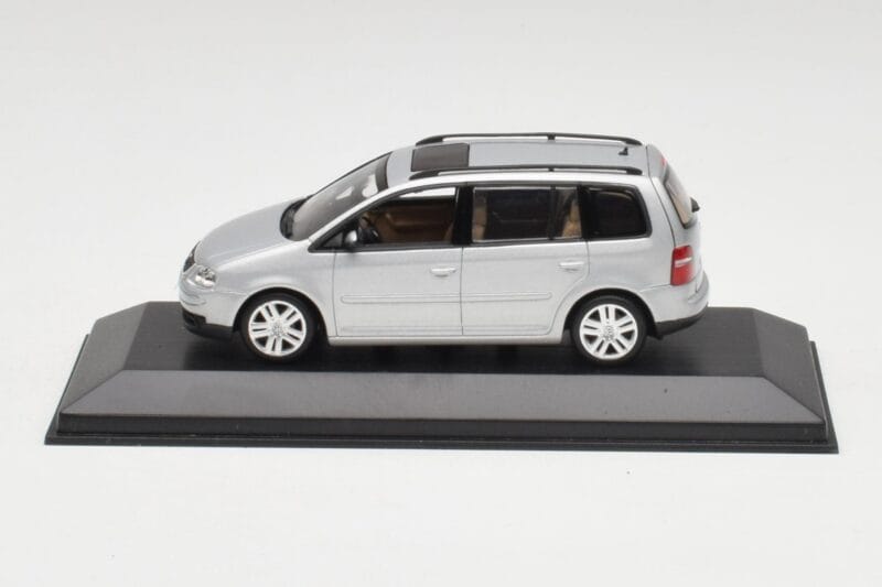 Volkswagen Touran Reflex Prateado Minichamps 1:43 TOURAN001 Metal