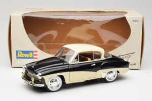 Wartburg 311 Coupe Preto & Bege Revell 1:18 8419 Metal - imagem 8 de 8