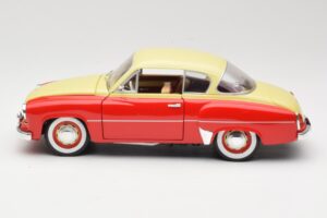 Wartburg 311 Coupe Vermelho & Bege Revell 1:18 8418 Metal - imagem 4 de 8