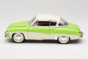 Wartburg 313 Verde Pastel sobre Bege Revell 1:18 9018 Metal - imagem 4 de 8