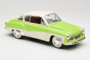 Wartburg 313 Verde Pastel sobre Bege Revell 1:18 9018 Metal - imagem 6 de 8