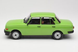 Wartburg 353 Verde MCG 1:18 MCG18062 Metal - imagem 3 de 6