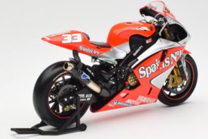 Yamaha YZR-M1 Gauloises Fortuna Yamaha #7 C. Checa MotoGP 2004 Minichamps 1:12 122043007 Metal - imagem 3 de 6