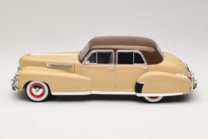 Cadillac Fleetwood Series 60 Special Bege MCG 1:18 MCG18656 Metal - imagem 3 de 6