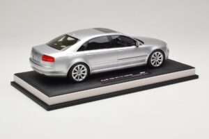 Audi A8 D3 W12 Ice Silver Metallic MotorHelix 1:18 MH030ISM Resina - imagem 3 de 7