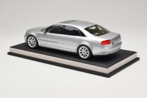 Audi A8 D3 W12 Ice Silver Metallic MotorHelix 1:18 MH030ISM Resina - imagem 5 de 7