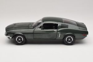 Ford Mustang GT Bullitt com Figura de Steve McQueen Greenlight 1:18 12885 Metal - imagem 4 de 8