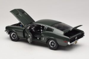 Ford Mustang GT Bullitt com Figura de Steve McQueen Greenlight 1:18 12885 Metal - imagem 5 de 8