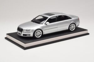 Audi A8 D3 W12 Ice Silver Metallic MotorHelix 1:18 MH030ISM Resina - imagem 2 de 7