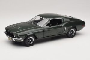 Ford Mustang GT Bullitt com Figura de Steve McQueen Greenlight 1:18 12885 Metal