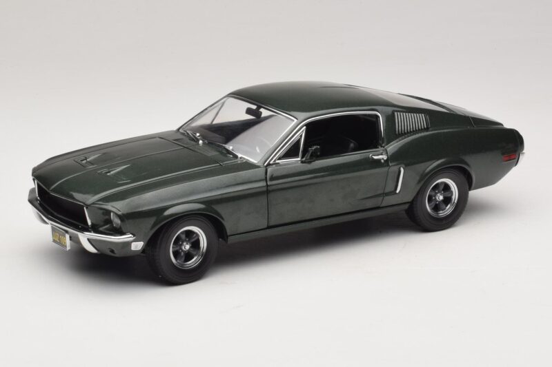 Ford Mustang GT Bullitt com Figura de Steve McQueen Greenlight 1:18 12885 Metal