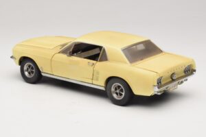 Ford Mustang Coupe Amarelo The Walking Dead Greenlight 1:18 12958 Metal - imagem 7 de 8