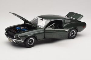 Ford Mustang GT Bullitt com Figura de Steve McQueen Greenlight 1:18 12885 Metal - imagem 2 de 8