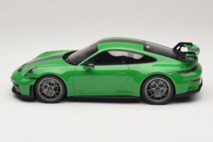 Porsche 911 992.2 GT3 Weissach Package Python Green GT Spirit 1:18 GT576 Resina - imagem 3 de 6