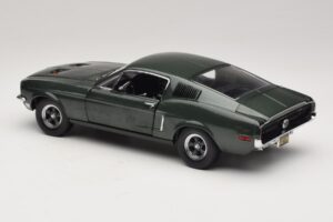 Ford Mustang GT Bullitt com Figura de Steve McQueen Greenlight 1:18 12885 Metal - imagem 7 de 8