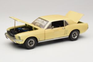 Ford Mustang Coupe Amarelo The Walking Dead Greenlight 1:18 12958 Metal - imagem 2 de 8