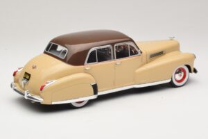 Cadillac Fleetwood Series 60 Special Bege MCG 1:18 MCG18656 Metal - imagem 2 de 6
