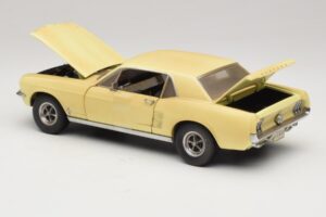 Ford Mustang Coupe Amarelo The Walking Dead Greenlight 1:18 12958 Metal - imagem 5 de 8