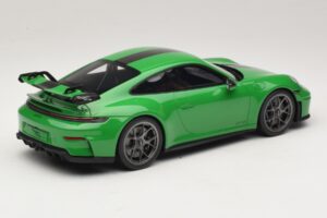 Porsche 911 992.2 GT3 Weissach Package Python Green GT Spirit 1:18 GT576 Resina - imagem 2 de 6