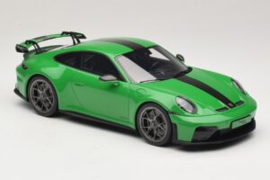 Porsche 911 992.2 GT3 Weissach Package Python Green GT Spirit 1:18 GT576 Resina - imagem 4 de 6