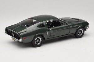 Ford Mustang GT Bullitt com Figura de Steve McQueen Greenlight 1:18 12885 Metal - imagem 3 de 8