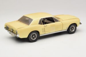 Ford Mustang Coupe Amarelo The Walking Dead Greenlight 1:18 12958 Metal - imagem 3 de 8