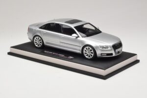 Audi A8 D3 W12 Ice Silver Metallic MotorHelix 1:18 MH030ISM Resina - imagem 4 de 7