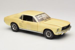 Ford Mustang Coupe Amarelo The Walking Dead Greenlight 1:18 12958 Metal - imagem 6 de 8