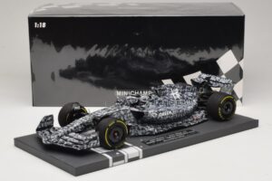Alfa Romeo Orlen C42 R. Kubica Testing Barcelona 2022 Minichamps 1:18 117229988 Resina - imagem 7 de 7