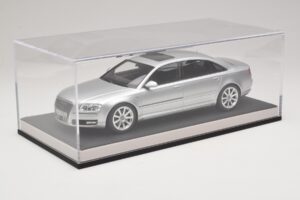 Audi A8 D3 W12 Ice Silver Metallic MotorHelix 1:18 MH030ISM Resina - imagem 6 de 7