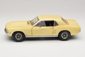 Ford Mustang Coupe Amarelo The Walking Dead Greenlight 1:18 12958 Metal - imagem 4 de 8