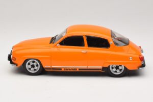 Saab 96 V4 Laranja MCG 1:18 MCG18654 Metal - imagem 3 de 6